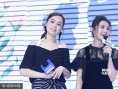 阿嬌戀情曝光后與阿Sa合體 性感露肚裝露甜蜜笑容