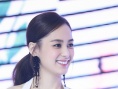 阿嬌戀情曝光后與阿Sa合體 性感露肚裝露甜蜜笑容