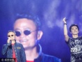 马云一身红衣变麦霸 云栖大会与李健对唱《传奇》