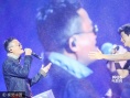 马云一身红衣变麦霸 云栖大会与李健对唱《传奇》