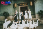 更有網(wǎng)友大開腦洞“《夏洛特?zé)馈泛汀缎咝叩蔫F拳》的平行世界被連接在一起了，想看麻花宇宙的更多故事”。