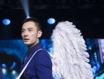 反差萌！李光潔背天使翅膀走秀 秒變性感維秘男神