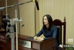 照片中，姚晨一襲黑色正裝端坐在法院里，不禁讓人聯(lián)想到了她的上一部電視劇作品《離婚律師》。