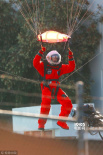 《星际探索》曝照 皮特穿太空服玩空降红红火火
