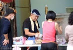 2017年10月30日，臺(tái)北，林志穎的大哥林志杰，被爆料在臺(tái)北四平街商圈擺攤賣廣東腸粉