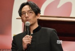 張震戴眼鏡變斯文紳士