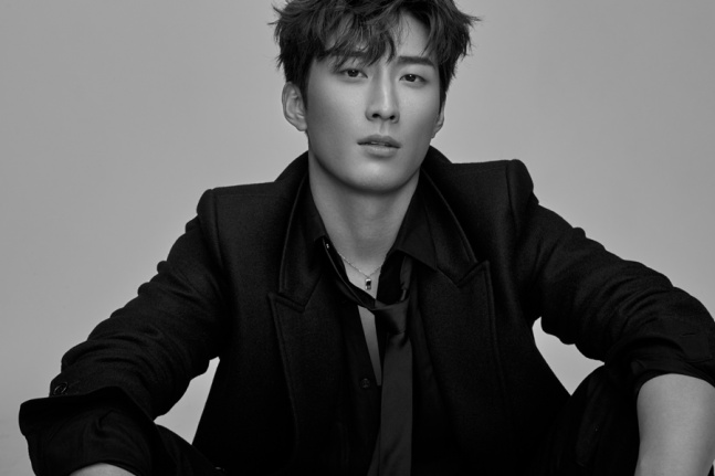 黑色不羁!窦骁新写真高冷质感开启霸道总裁模式