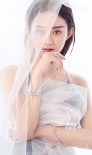 赵丽颖深V大花裙美艳逼人 性感大露背秀烈焰红唇