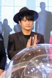 陈志朋《梦境之源》开机 夸张耳饰毛拖鞋造型出位