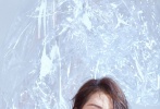 近日，馮小剛電影《芳華》女主苗苗受邀為某時尚媒體拍攝了一組“青春芳華，剎那綻放”主題大片。照片中，苗苗身著PU質(zhì)感金屬銀色毛領(lǐng)外套，溫暖時尚一步到位，又細又長的天鵝頸優(yōu)雅迷人，吸睛度滿分。值得注意的還有苗苗的眼神，欲語還休、戲劇張力十足，完美展現(xiàn)傳說中的“故事眼”。就時尚表現(xiàn)力而言，新晉馮女郎苗苗完全是一顆冉冉升起的fashion star!