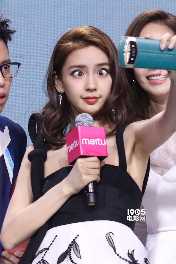 angelababy瞪眼搞怪玩自拍 穿纱裙性感露背似公主