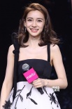 Angelababy瞪眼搞怪玩自拍 穿纱裙性感露背似公主
