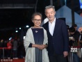《相爱相亲》剧组亮相金马影展 宋宁峰拄拐走红毯