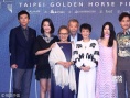 《相爱相亲》剧组亮相金马影展 宋宁峰拄拐走红毯