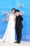 女歌手郁可唯白裙亮相红毯 搭档常石磊可爱卖萌