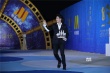 王力宏亮相丝绸之路电影节闭幕 握小船向粉丝招手
