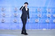 王力宏亮相丝绸之路电影节闭幕 握小船向粉丝招手