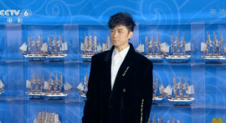 絲路電影節(jié)紅毯：古巨基衣著黑色風(fēng)衣帥氣亮相