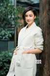 张歆艺短发街拍曝光 优雅演绎冬日穿搭休闲范儿足