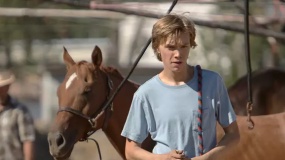 《赛马皮特》预告片 讲述男孩与马的故事