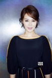 关悦出席女性公益盛典 为影片《二十二》导演颁奖