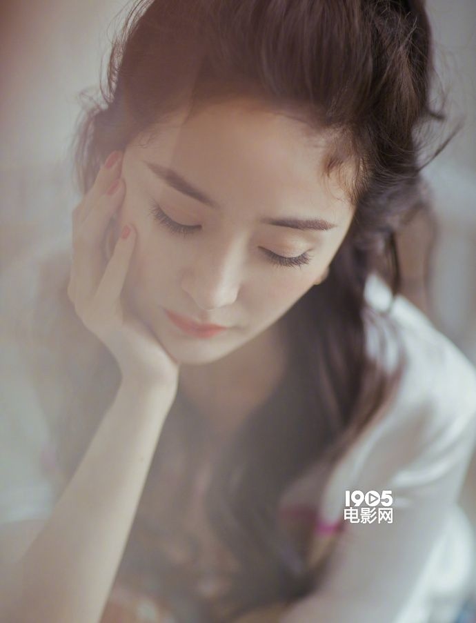 杨幂低头化身娇小女人