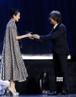 章子怡黑白长裙惊艳亮相 获封年度致敬电影工作者