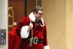 迈克尔·韦瑟利拍新片变身圣诞老人，抗袋子送礼物仰天长啸滑稽十足。