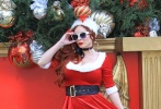 菲比·普莱斯穿圣诞装不忘露事业线，为博眼球拉萌宠百般凹造型。