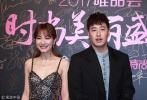 近日，因真人秀節(jié)目《我們相愛吧第三季》而結(jié)緣的“無尾熊CP”吳昕、潘瑋柏再次合體。兩人共同出席某活動，并攜手走上紅毯。當晚，吳昕身著黑金色吊帶長裙，小露性感，潘瑋柏則牛仔襯衫搭配黑色長款風衣，大氣而時尚。