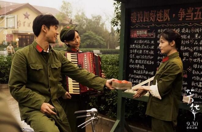 王天辰,李晓峰(左一,左二)饰演的高干子弟拥有天生的优越感