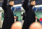 黄晓明坐北京地铁出行 一脸无辜仿佛被人偷摸