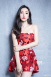 柳岩着红色抹胸裙俏皮可爱 蜂腰美胸露迷人笑容