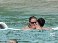 马克·沃尔伯格与妻水中激吻 露健硕胸肌秀好身材