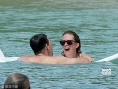 马克·沃尔伯格与妻水中激吻 露健硕胸肌秀好身材