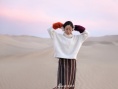 江一燕曝文艺旅拍大片 化身冬季沙漠的小太阳