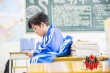 潘粵明親手為父親理發(fā) 三口之家探親韶關(guān)老家