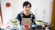 潘粤明亲手为父亲理发 三口之家探亲韶关老家