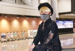 陈志朋黑色蕾丝装亮相机场，口罩吸睛