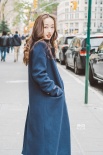 蒋梦婕漫步纽约街头拍大片 肌肤白皙时尚感爆棚