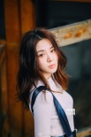 王晓晨晒自拍享受冬日暖阳 变文艺少女露迷人甜笑