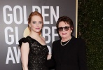 奥斯卡影后艾玛·斯通与《性别之战》女主原型比利·简·金携手亮相，角逐女主角奖项