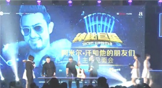 阿米爾·汗見到偶像劉國梁 獲得偶像贈送乒乓球拍