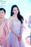 柳岩裸色抹胸裙登《捉妖记2》首映 全程专注梁朝伟