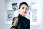 近日，章子怡時(shí)尚雜志新封面及內(nèi)頁出爐。章子怡身穿黑色禮服詮釋不同風(fēng)格，霓虹燈下，妝容精致，儀態(tài)優(yōu)雅，紅唇魅惑，御姐范兒十足。在接受雜志采訪的過程中，章子怡的手一直溫柔地?fù)崦弊由嫌信畠骸靶研选泵值捻?xiàng)鏈，笑容恣意，眼神溫柔，傳遞著愛的美好與能量。