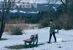 近日，井柏然男刊雜志封面及內(nèi)頁出爐。井柏然身穿軍綠色戶外連帽風(fēng)衣搭配黑色直筒長(zhǎng)褲、棕色皮靴，黑色皮風(fēng)衣搭配皮編織裝飾毛衣，湖藍(lán)西裝夾克，條紋襯衫……以不同的格調(diào)搭配，于冬日詮釋不同造型風(fēng)格。在接受雜志采訪時(shí)，談到剛剛結(jié)束的與導(dǎo)演劉若英的合作，井柏然稱對(duì)方是有情懷的人。而被劉若英打動(dòng)的他，則以“你給我一個(gè)故事，我給你我的全部”的熱枕與信念回報(bào)，全情投入拍攝。