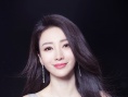 柳岩鱼尾银裙惊艳红毯 获颁“年度突破女演员”