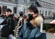 易烊千玺参加中戏初试 戴口罩遮面粉色文件夹抢镜