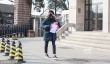 易烊千玺参加中戏初试 戴口罩遮面粉色文件夹抢镜