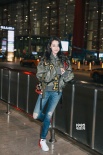 迪丽热巴赴米兰秋冬时装周 时髦小仙女可萌可甜